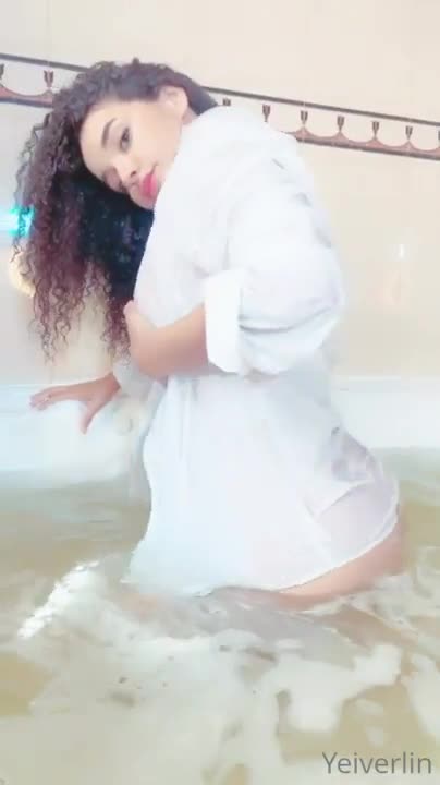 Yeiverlin Rodriguez nude shower in bathub…