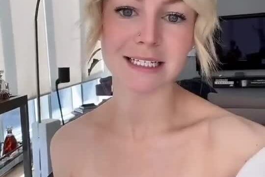 Kallmekris – Sexy in bedroom…