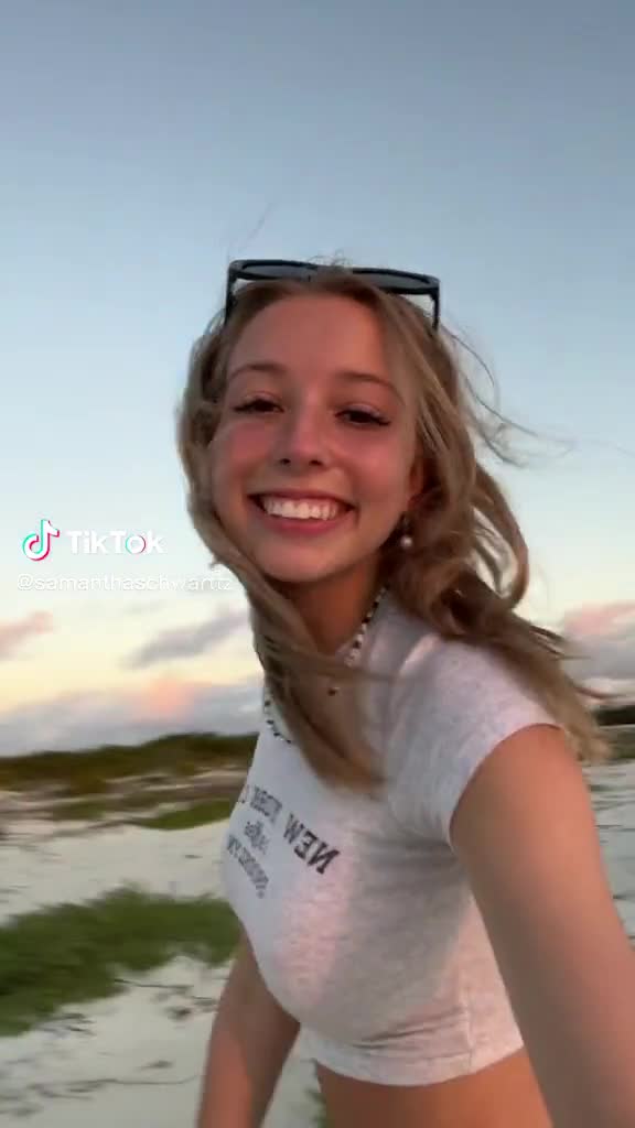 Samantha Schwartz sexy on beach…