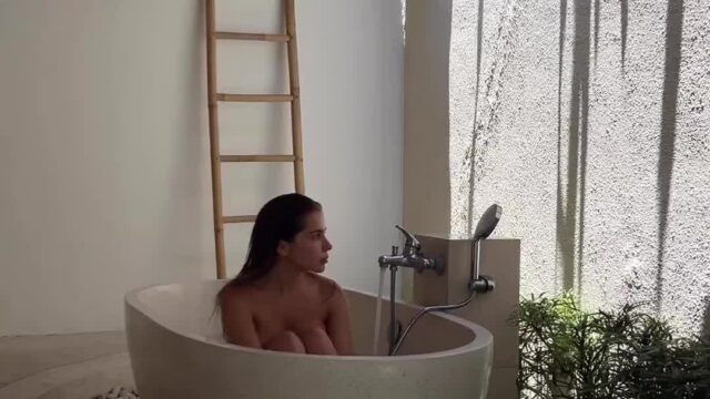 Isa Brunelli – Nude shower in bathub