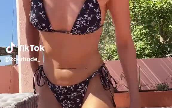 Zhoerhode sexy babe
