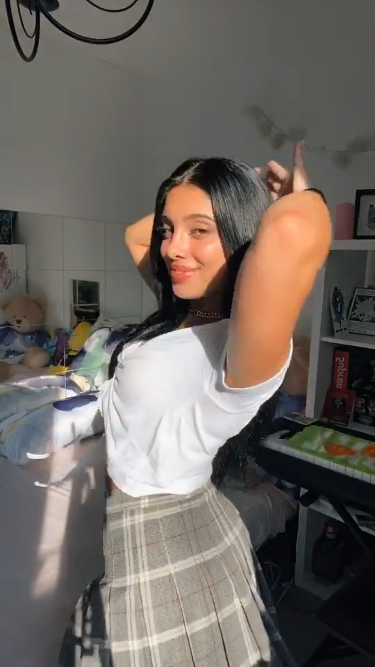 Julia Bayoneta new sexy video