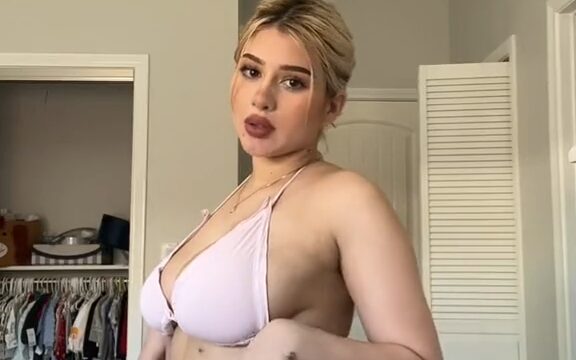 Lauri Garcia – Sexy with erotic body