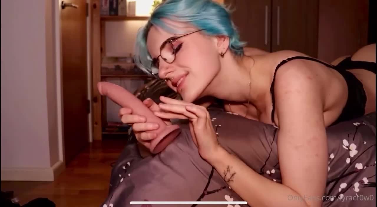 Lyracr0w0 naked play dildo on bed!!! New Onlyfans video trending leak