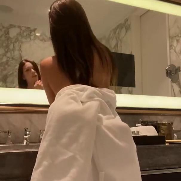 Ellieleen1 Nude Bathrobe Striptease Onlyfans Video Leaked