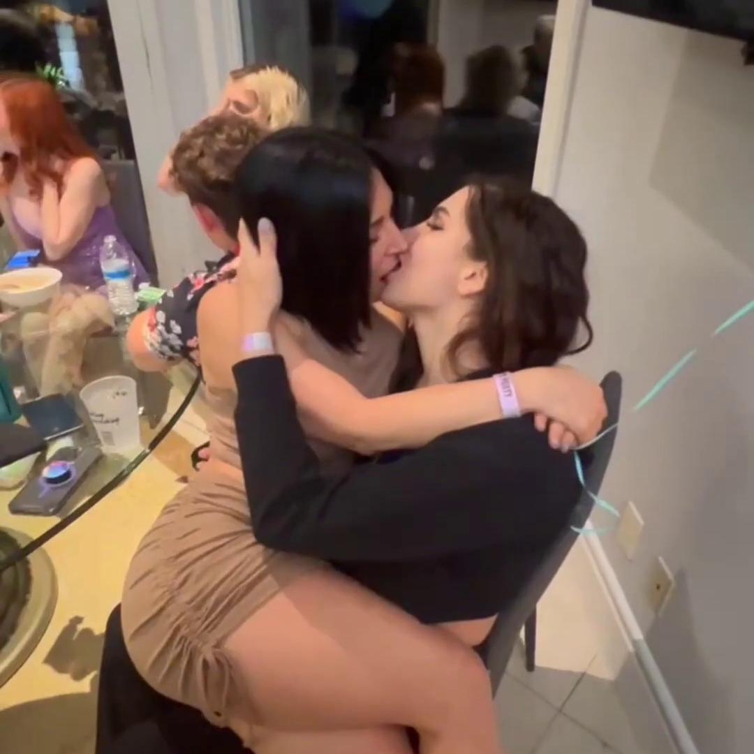 Alinity Fandy Lesbian French Kiss Ppv Onlyfans Video Leaked